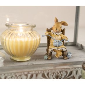 Haredame p� stol med �g 